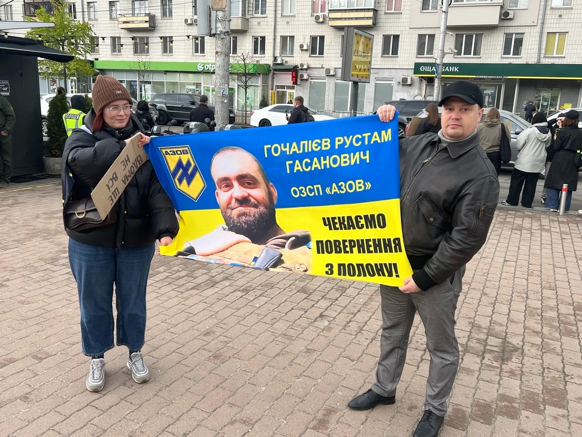 Давиденко вже під час дощу розповідає про свого побратима, який досі в неволі