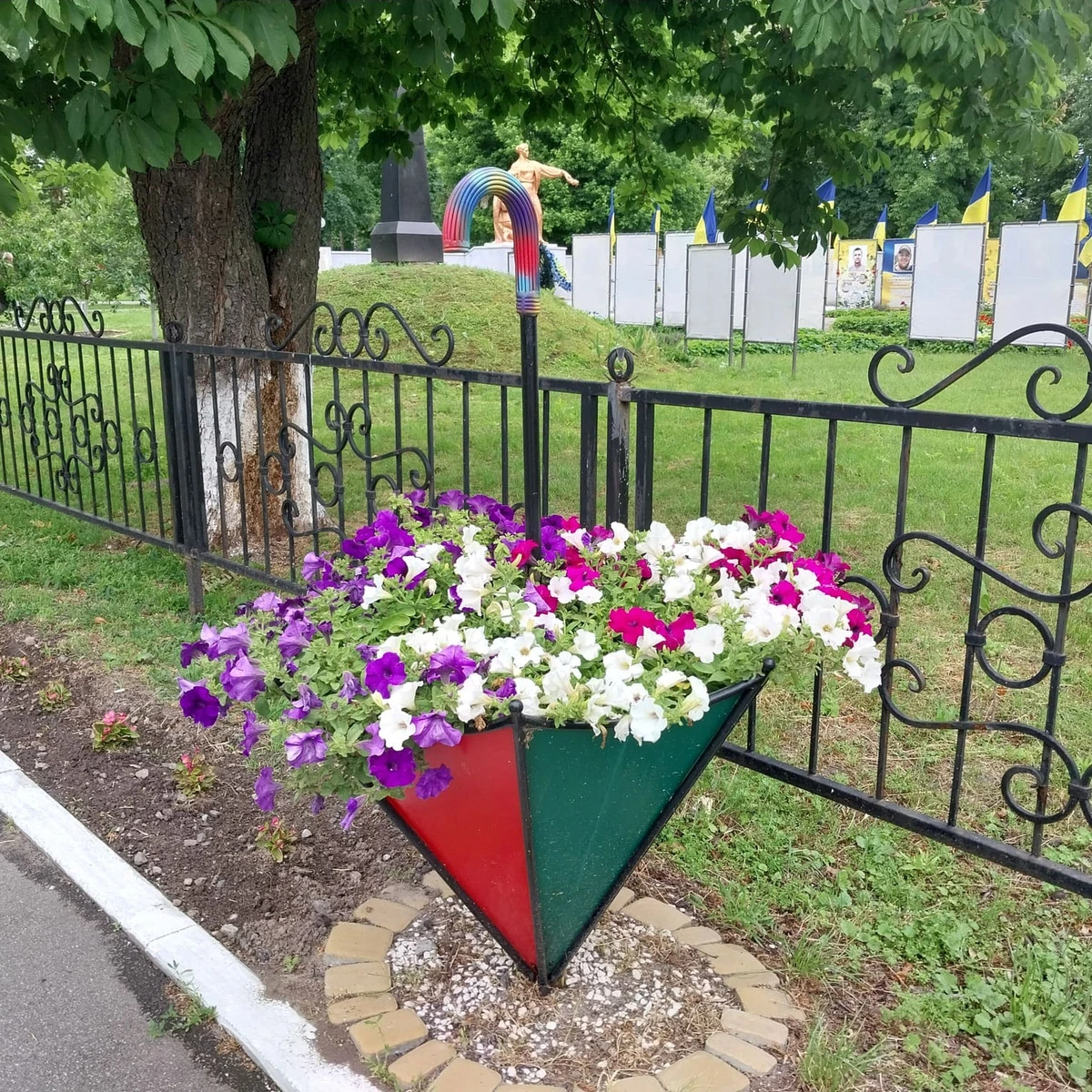 Нетипова сільська клумба. У парку Воронькова багато квітів і рослин, за якими доглядають комунальники