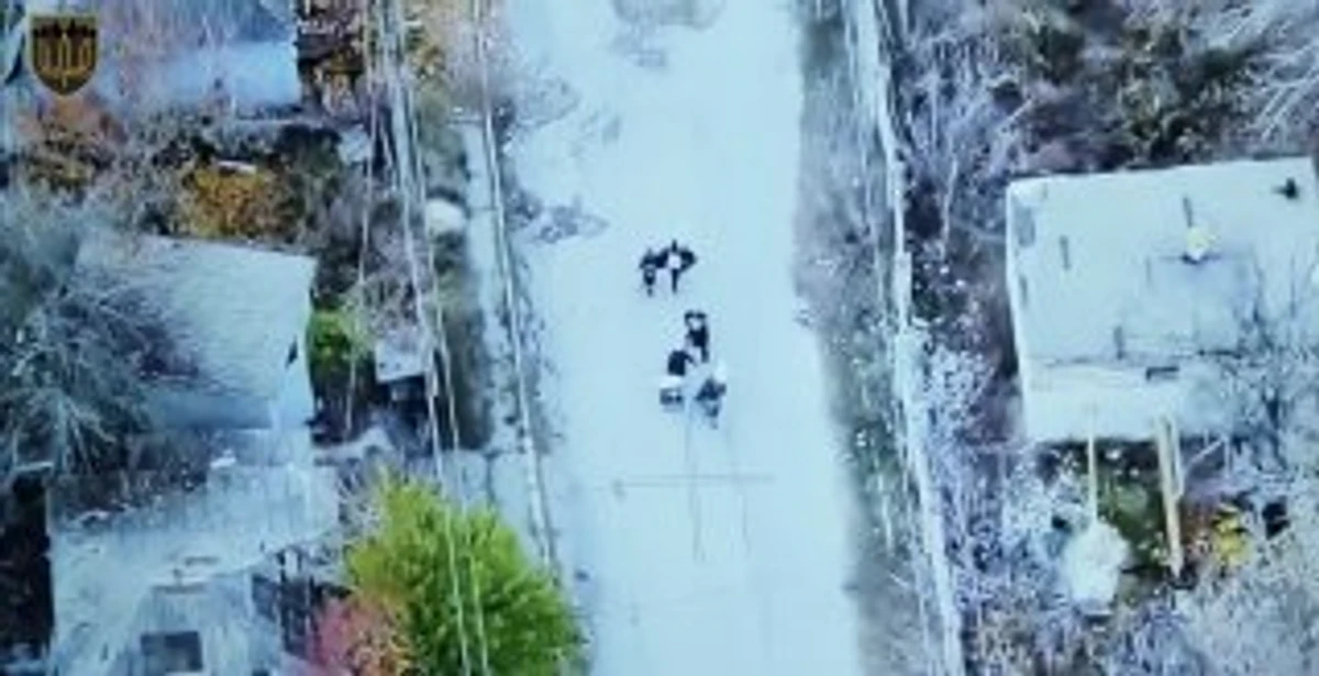 Український військовий виводить цивільних жителів Куп'янська – вид з дрона