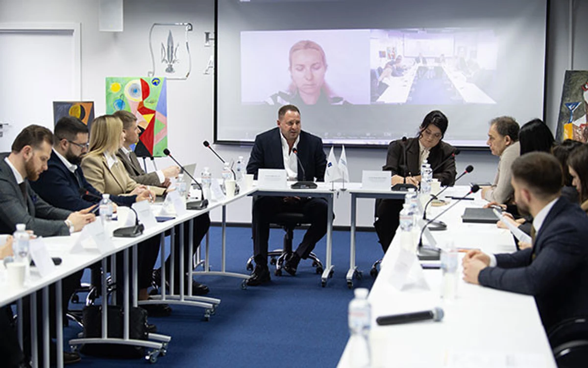 Ігор Фомін (праворуч у верхньому кутку) разом із Єрмаком на засіданні комітету