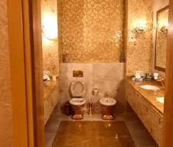 Золотой унитаз в квартире Миндича