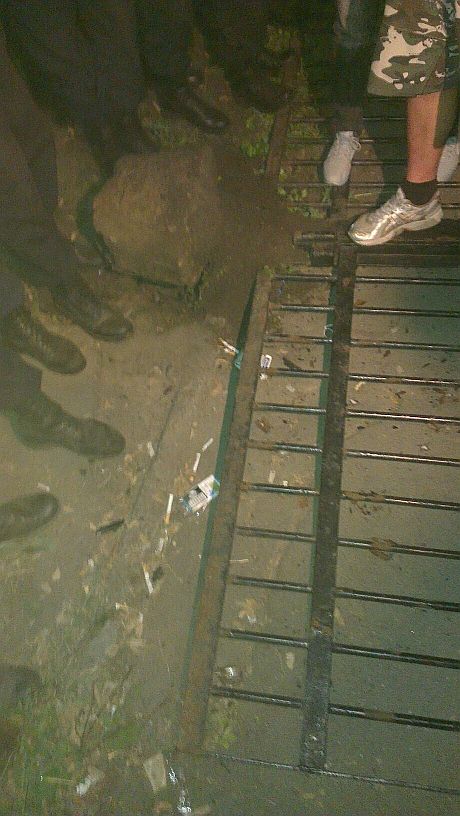 Поваленный забор Святошинского РОВД. Фото: Андрей Ковалев