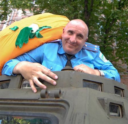 Міліціонер заліз у броньовик під час мітингів, Київ, 18 травня. Фото Юрія Барабаша 