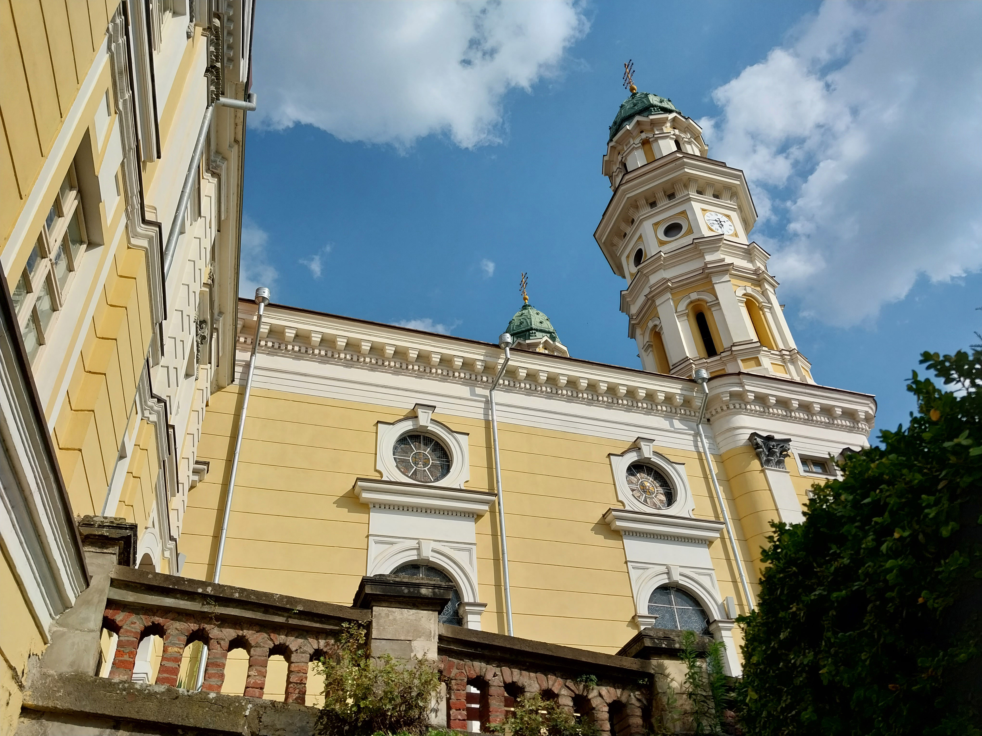 У дворі хрестовоздвиженського собору