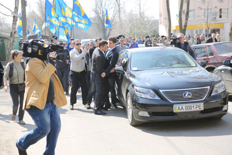 Під судом його зустрічали свободівці Під судом його зустрічали свободівці