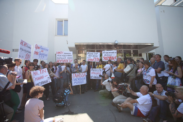 Милицию окружили журналисты