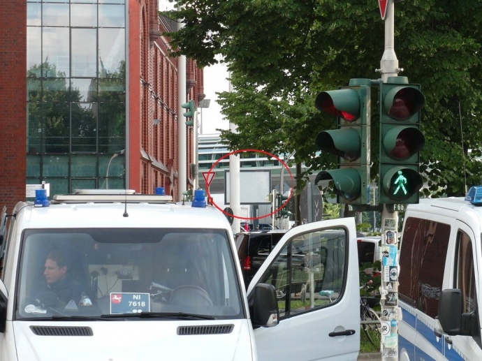 Але розміщений до 10 липня плакат зник напередодні зустрічі Трампа і Путіна.