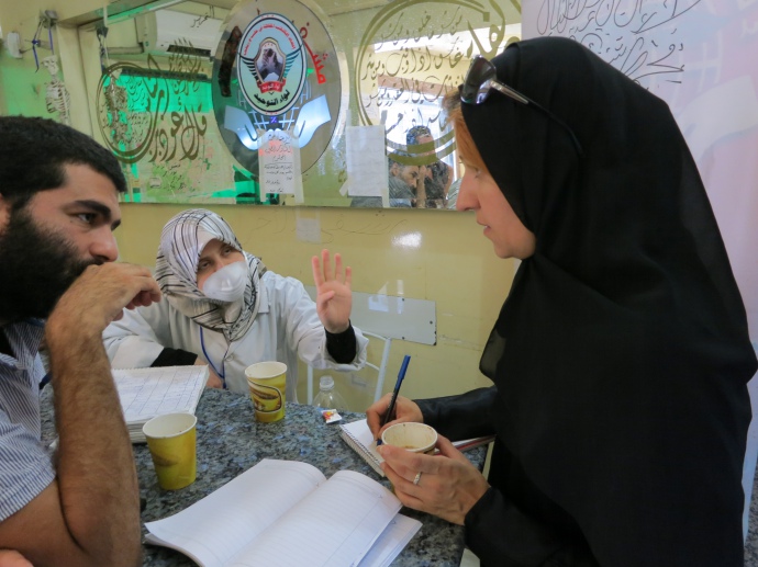 БОЛЬНИЦА В АЛЕППО, СБОР ИНФОРМАЦИИ О РАНЕНЫХ И ПОГИБШИХ ОТ АВИАУДАРОВ (ЛЕТО 2012 ГОДА). ТУТ И ДАЛЕЕ - ФОТО HUMAN RIGHTS WATCH