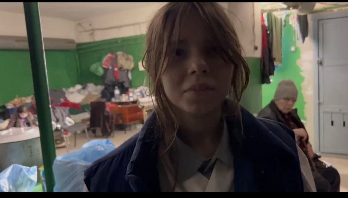 Неповнолітня дівчинка, що ховається в бункерах 