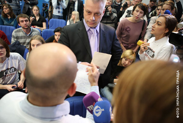 Ті, хто прийшов першими, стали записуватися, щоб мати можливість поставити питання президенту. Однак прес-служба Януковича цей список проігнорувала 