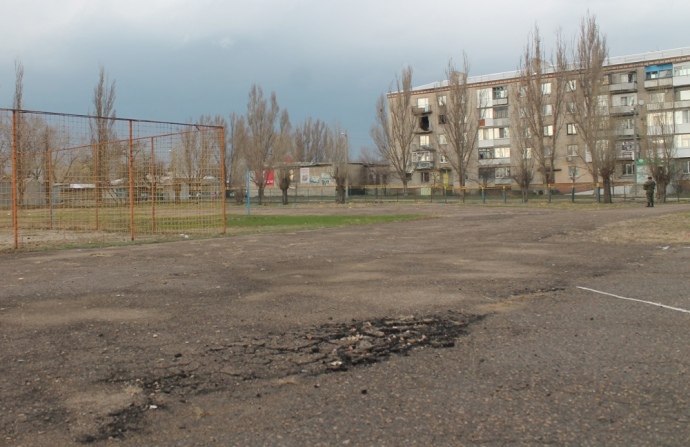 Сліди від попадання мін на подвір'ї школи