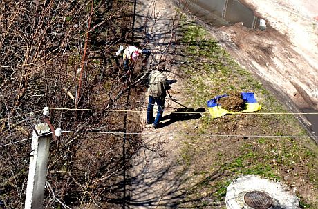 У Чернігові збирали сміття на полотнище, схоже на державний прапор У Чернігові збирали сміття на полотнище, схоже на державний прапор