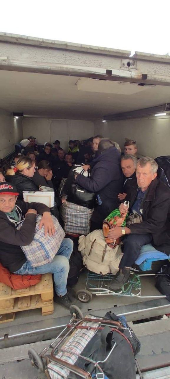 Люди в эвакуационном автобусе 17 мая