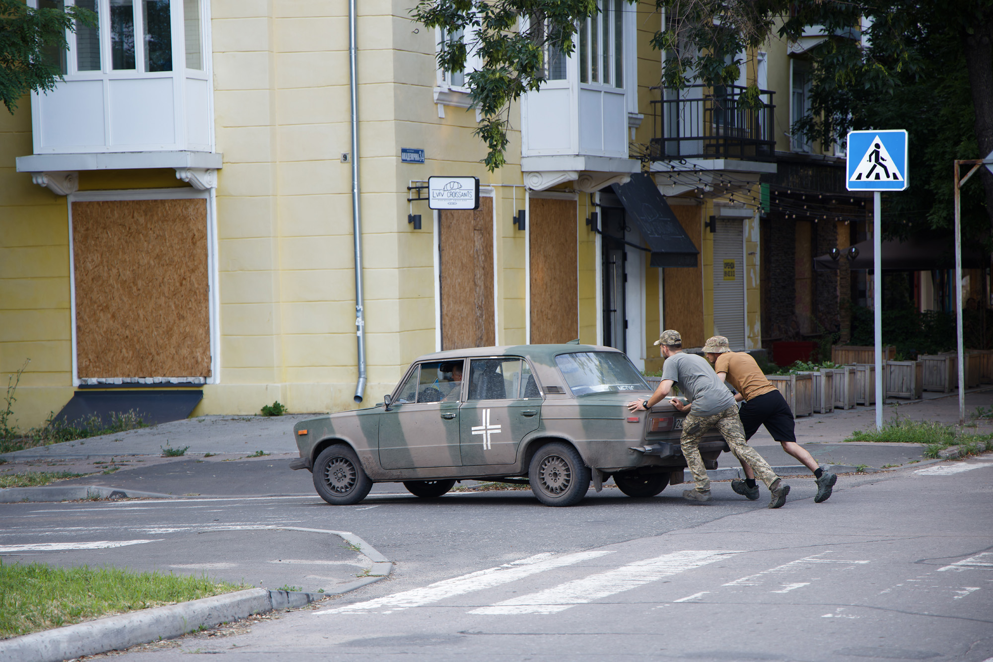 Ручне управління. Військові штовхають