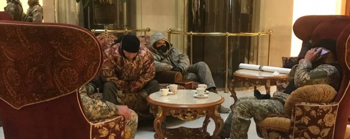 Чоловіки в камуфляжі у фойє готелю