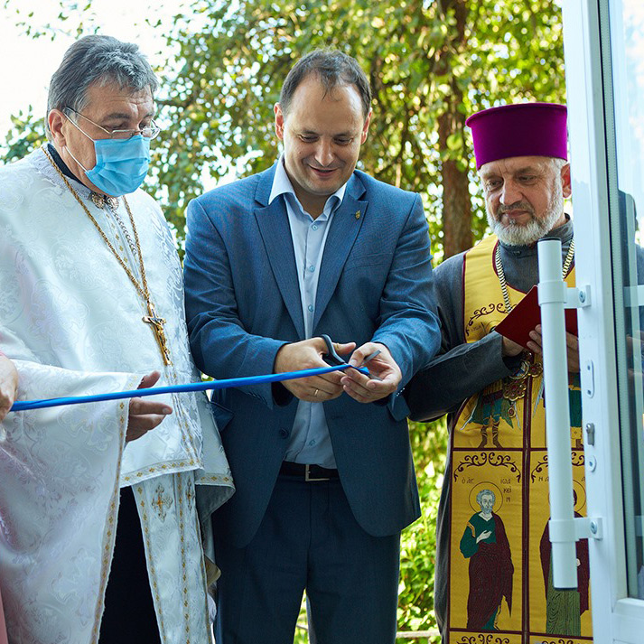 Руслан Марцінків та священники УГКЦ на відкритті ЦНАПу у Підпечерах