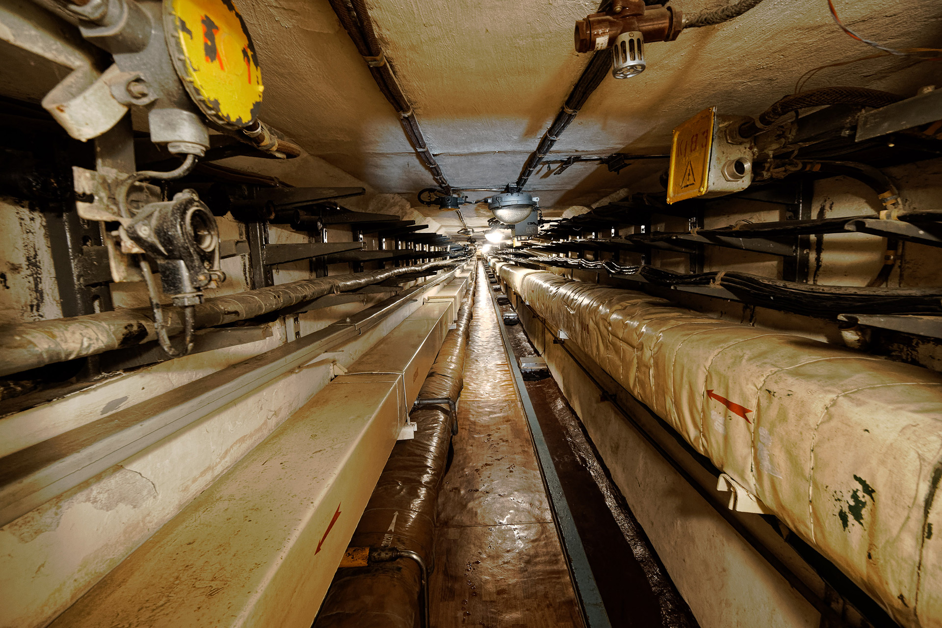 Большинство советских коммуникаций и оставшихся механизмов на бывшей советской базе исправно работают