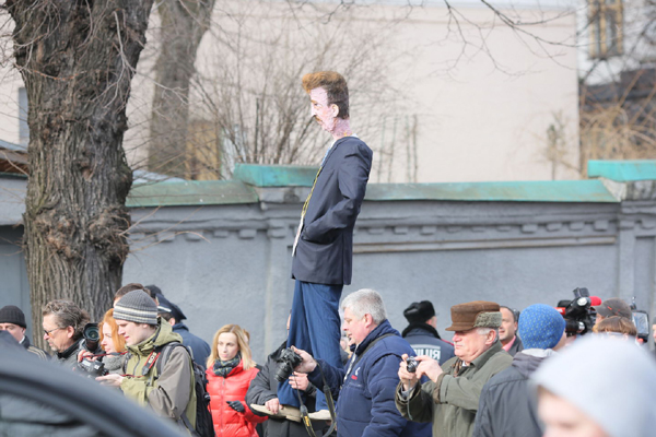 Опудало Олександра Попова з табличкою Звільнений киянами