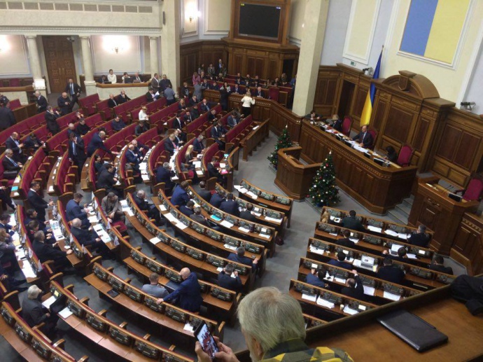 Как видно из ложи для прессы, депутатов в сессионном зале очень мало.