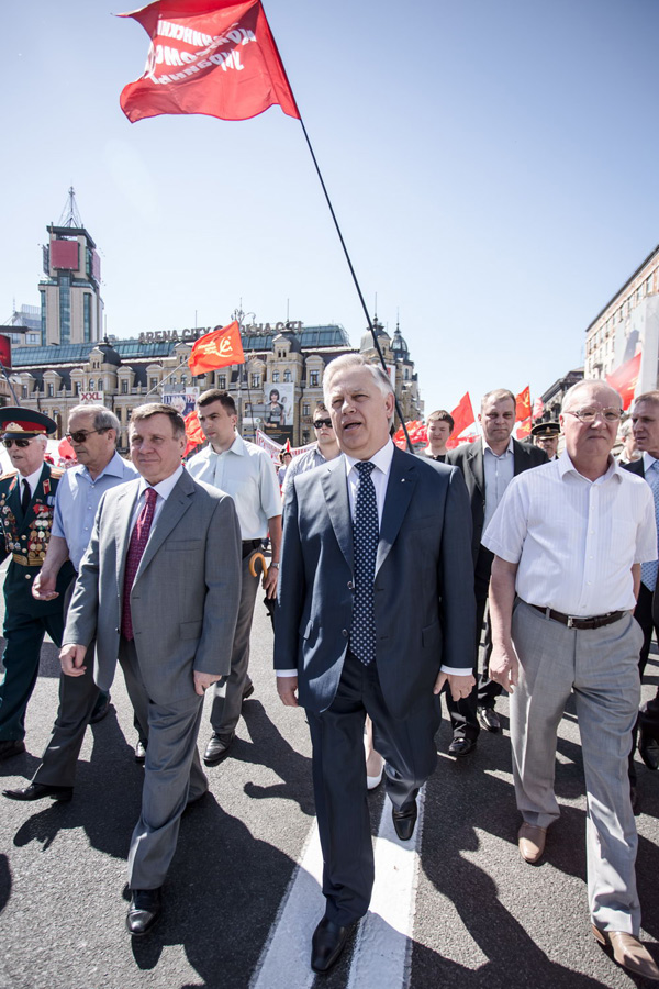 на парад як на роботу. Комуністи на марші на парад як на роботу. Комуністи на марші