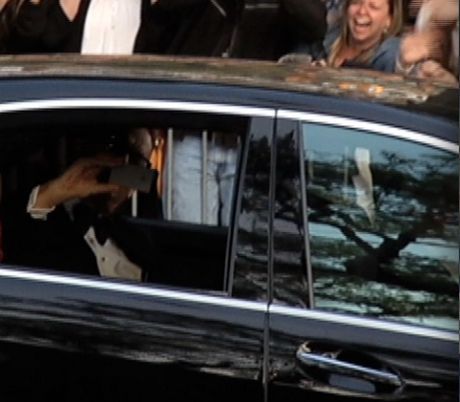 Том Хенкс фотографирует баннер в поддержку Украины