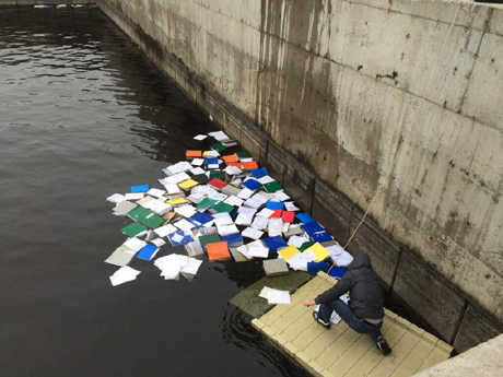 Активісти дістають з води в Межигірї частину документів, схожих на чорну бухгалтерію Сімї. Фото Оксаны Коваленко. Активісти дістають з води в Межигірї частину документів, схожих на чорну бухгалтерію Сімї. Фото Оксаны Коваленко.