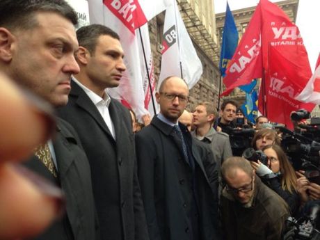 Тягнибок, Кличко і Яценюк залишають Київраду. Фото Ольги Лаппо Тягнибок, Кличко і Яценюк залишають Київраду. Фото Ольги Лаппо