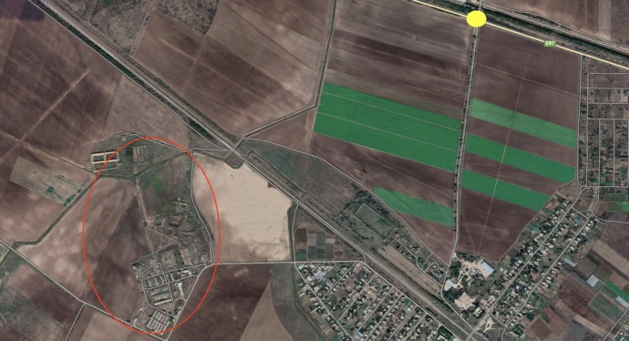 Перехрестя зі стелою, з якого, ймовірно, було зняте відео, та розташування колишньої свиноферми