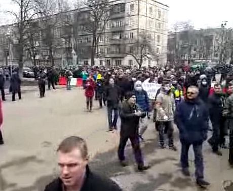 Активисты идут к месту проведения съезда