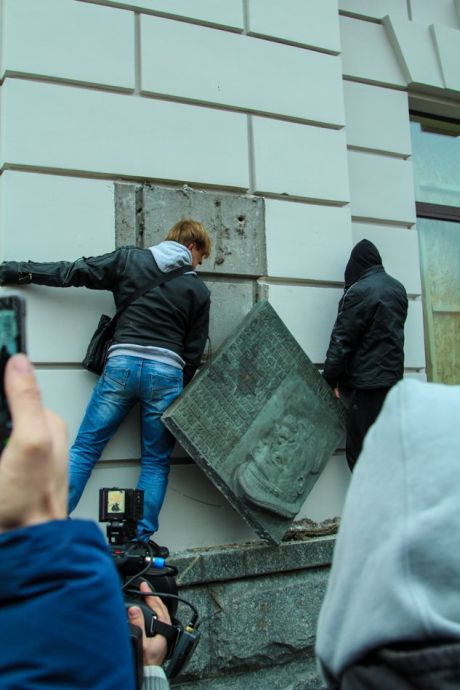 В Днепропетровске сняли мемориальную доску Дзерджинского 