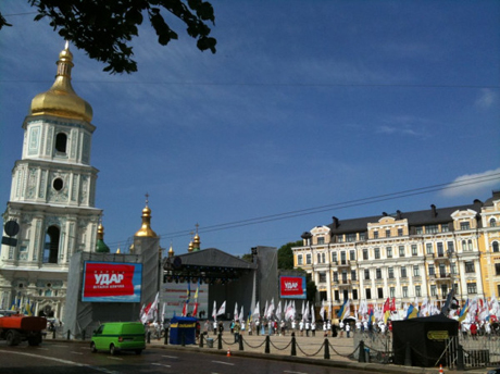 Сторонники оппозиции на Софиевской площади. Фото Оксаны Коваленко, УП