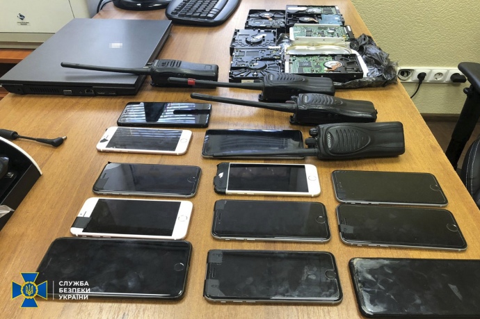 Вилучені телефони та засоби стеження