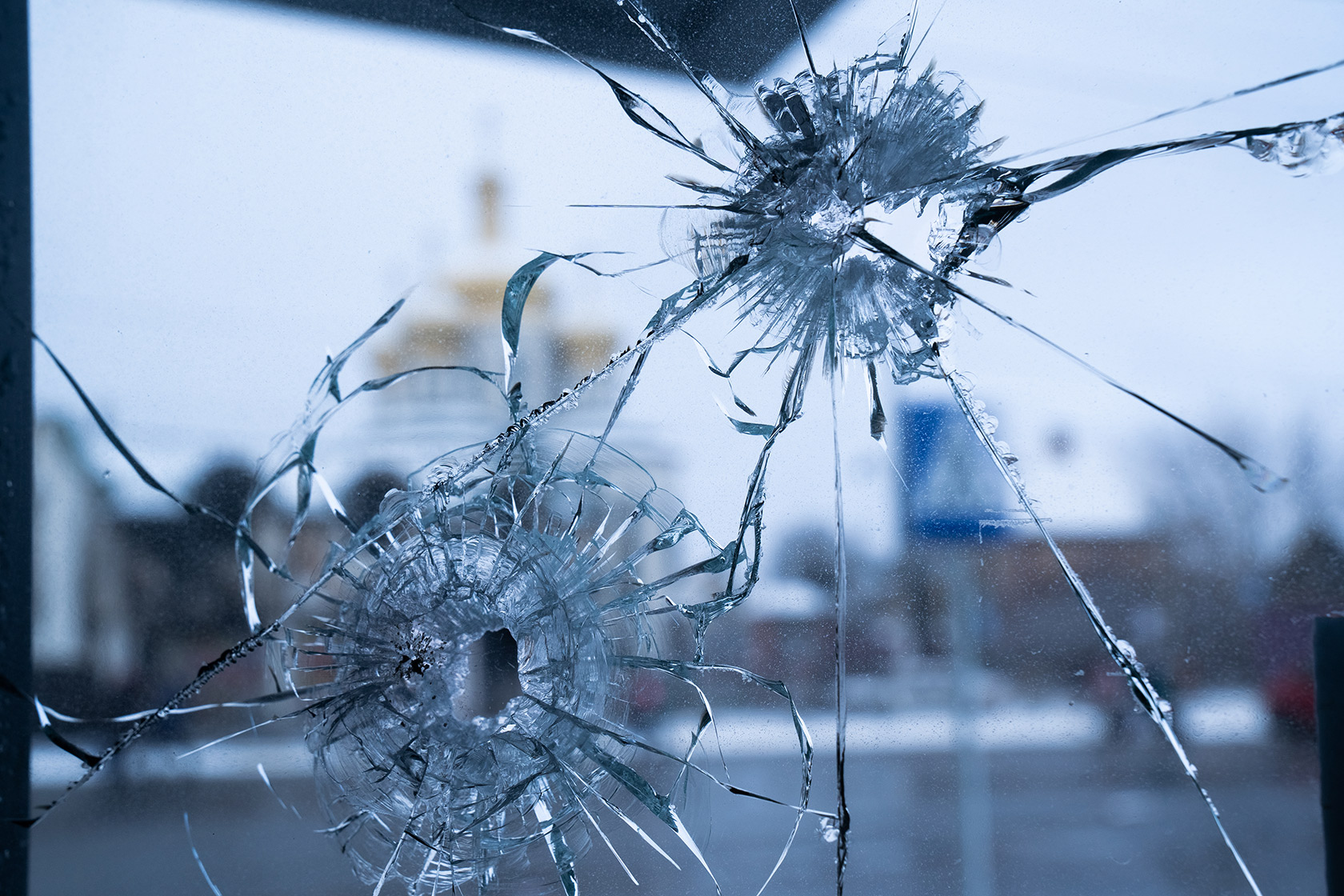 Кульові отвори у склі дверей магазину «Фора» на в'їзді на підірваний міст 