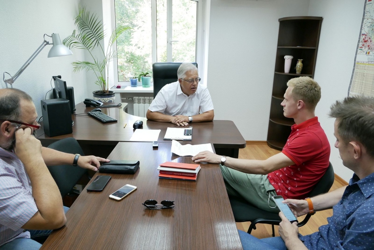 В ОФИСЕ КПУ НЕ ВИДНО КОММУНИСТИЧЕСКОЙ СИМВОЛИКИ, НЕТ БЮСТА ЛЕНИНА ИЛИ ДАЖЕ КРАСНОГО ФЛАЖКА