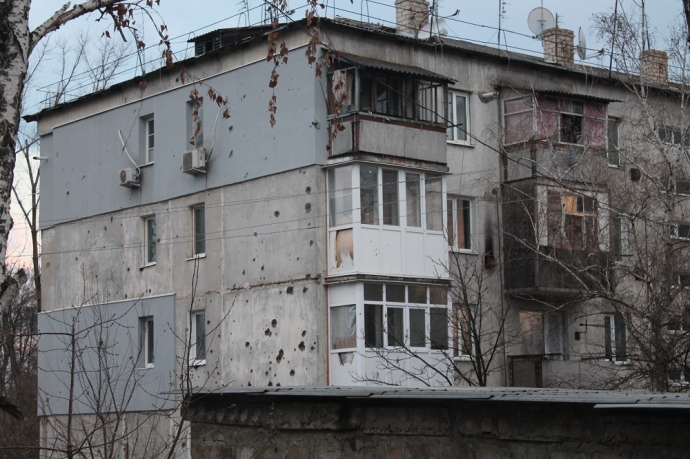 Житлова багатоповерхівка напроти лікарні досі нагадує про страшну ніч обстрілів в районі лікарні
