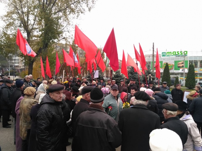 В Запорожье пенсионеры пришли на митинг в честь