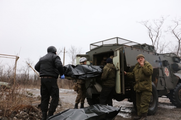 Евакуація тіла загиблого бойовика з 