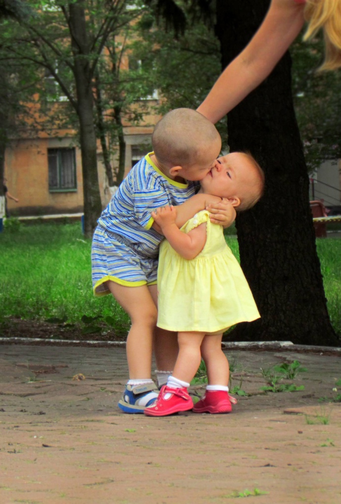 Рома и Кира. Поцелуй