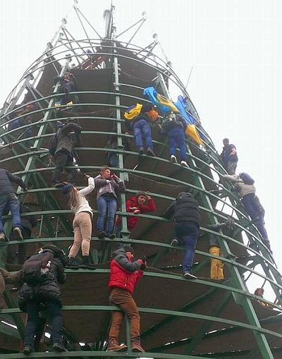 Ялинку на Майдані олюднюють