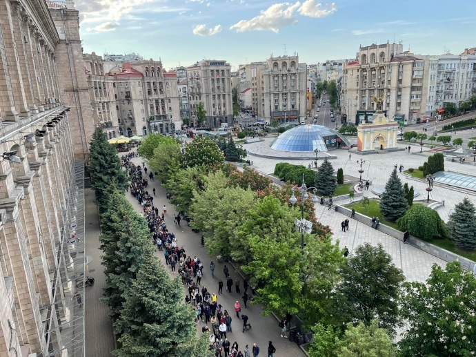 Черга за марками на Майдані Незалежності в Києві