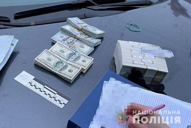 Вилучені 150 тисяч доларів, які вимагав чоловік у підприємця