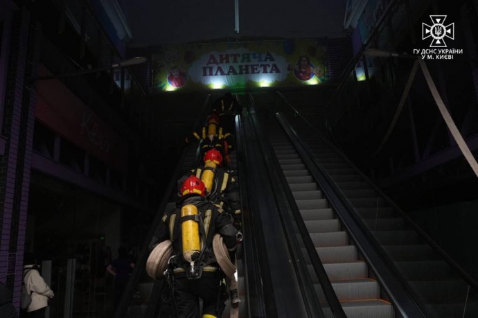 ТРЦ «Космополит» 13 січня, усі фото ДСНС