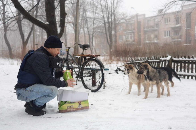 Волонтер у Часовому Яру попри атаки дбає не лише про людей...