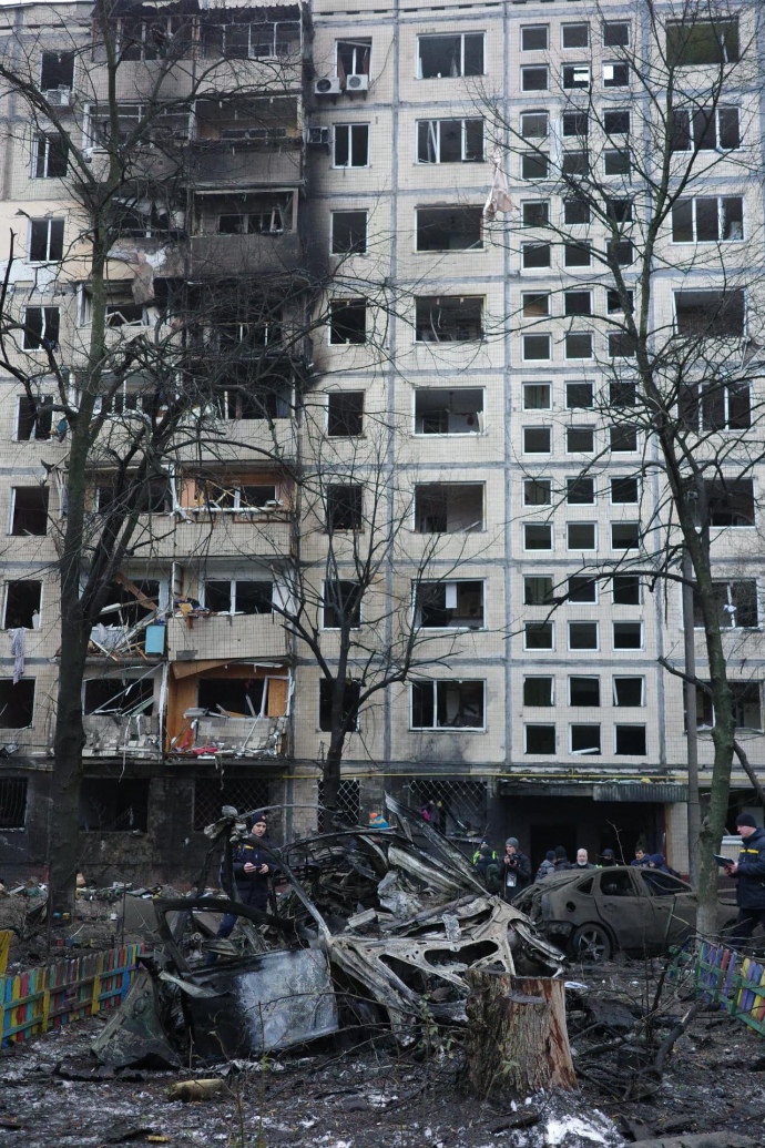 Многоэтажка в Днепровском районе, поврежденная обломком ракеты ночью 13 декабря