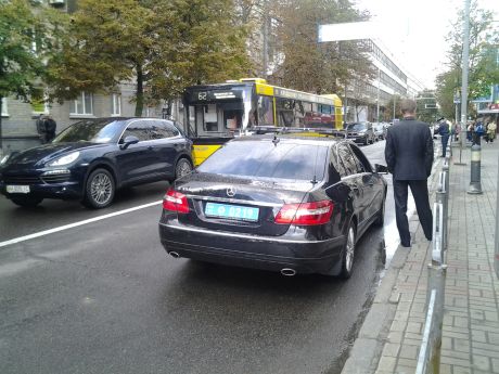 Міліцейські машини припаркували на дорозі. Фото Тетяни Ніколаєнко 