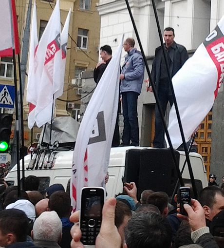 Яценюк, Тягнибок і Кличко вилізли у Харкові на дах броньовика Яценюк, Тягнибок і Кличко вилізли у Харкові на дах броньовика