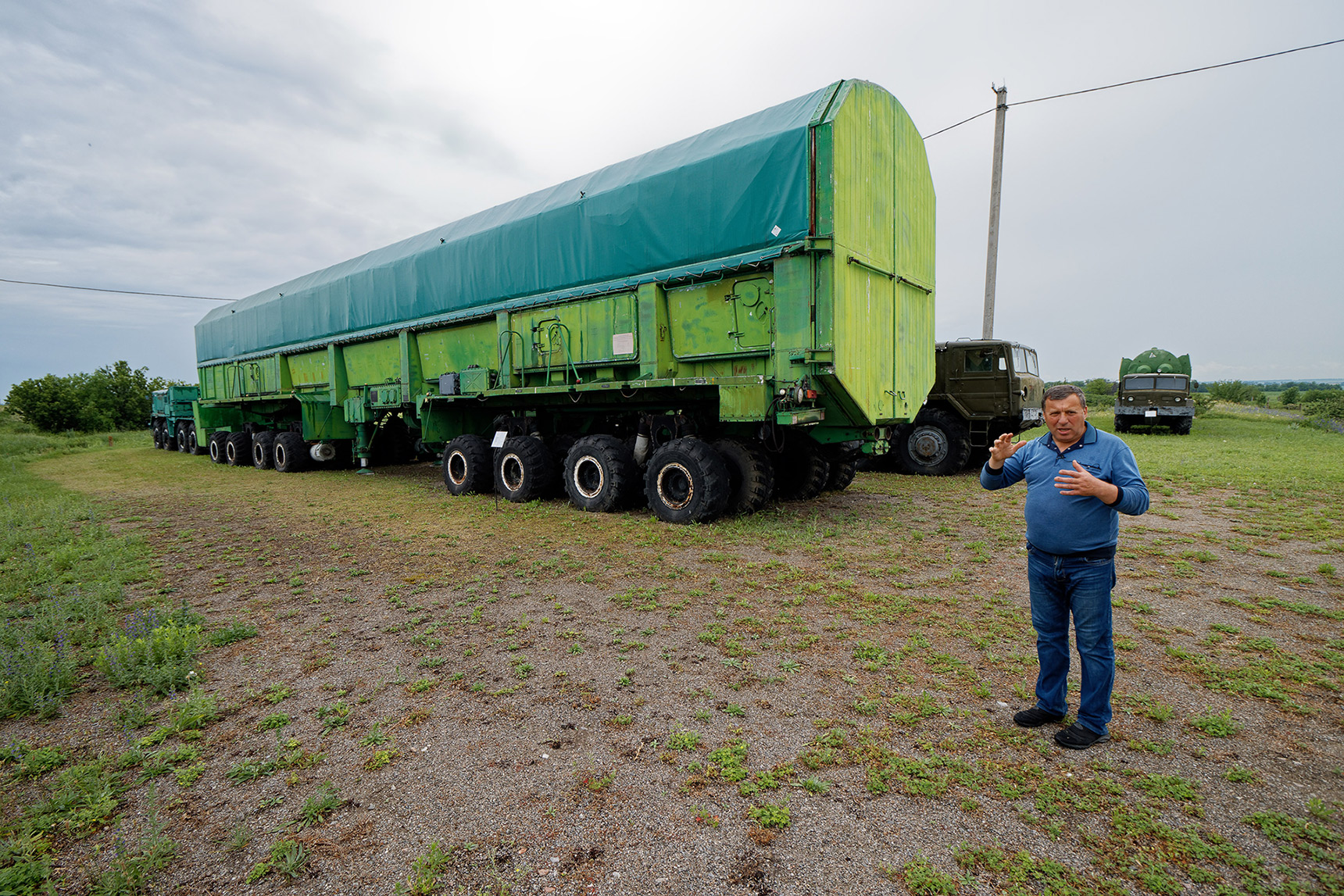 В таких тягачах перевозили ракеты. Уже в начале 60-х в МАЗах, которые производили для армии, была коробка-автомат