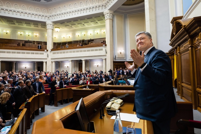  Президент України Петро Порошенко реагує на ухвалення 334 голосами законопроекту щодо внесення змін до Конституції щодо стратегічного курсу держави на набуття повноправного членства України в ЄС та НАТО, Київ, Україна, 7 лютого 2019 р.