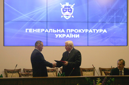 Кузьмин с бывшим и нынешним начальником. Фото: ГПУ