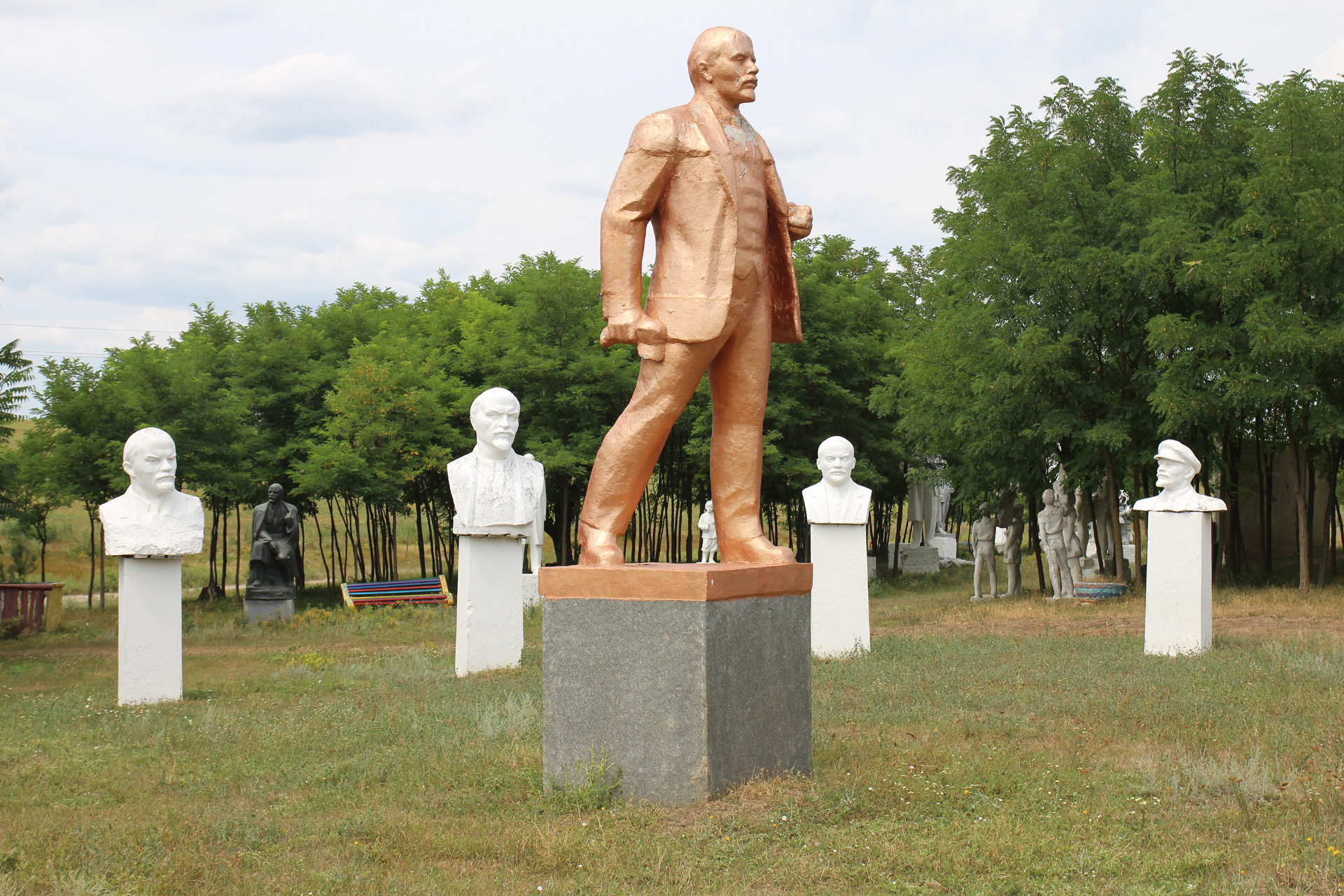 Больше всего среди экспонатов – памятников и бюстов Ильича.